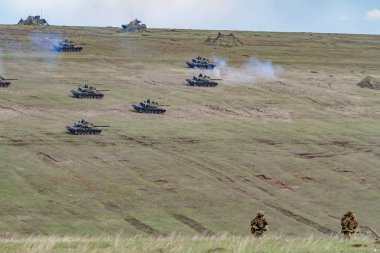 ordu askerleri ve tankları alanında, savaş savaşçıları 