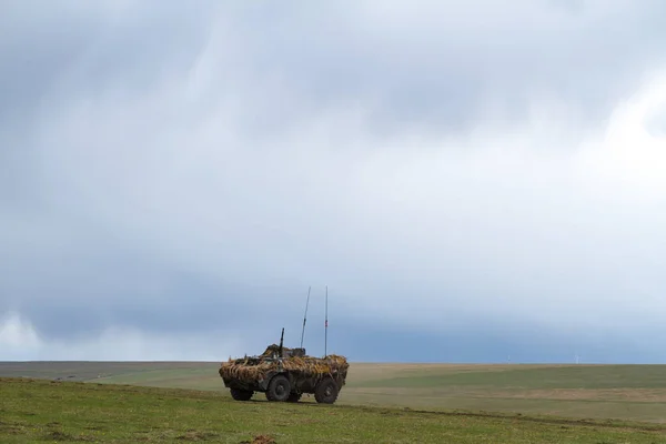 Tanque Campo Cinza Céu Nublado — Fotografia de Stock