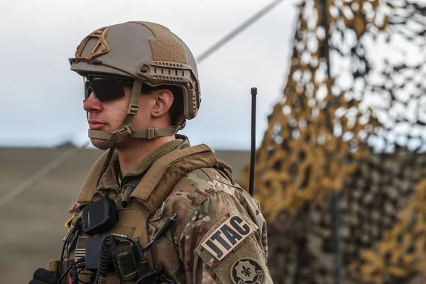 Soldat Man Bär Uniform Och Hjälm Med Glasögon — Stockfoto