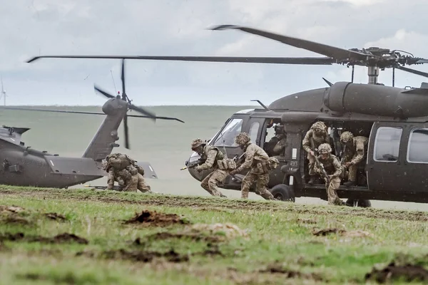 直升机在现场与陆军士兵持有武器 战士在战争中 — 图库照片