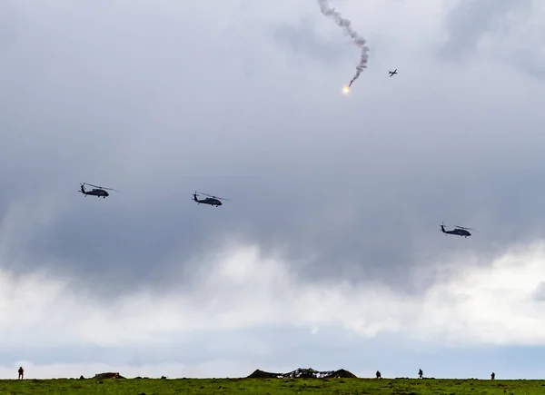 Grijze Bewolkte Hemel Met Vliegende Militaire Vliegtuigen — Stockfoto