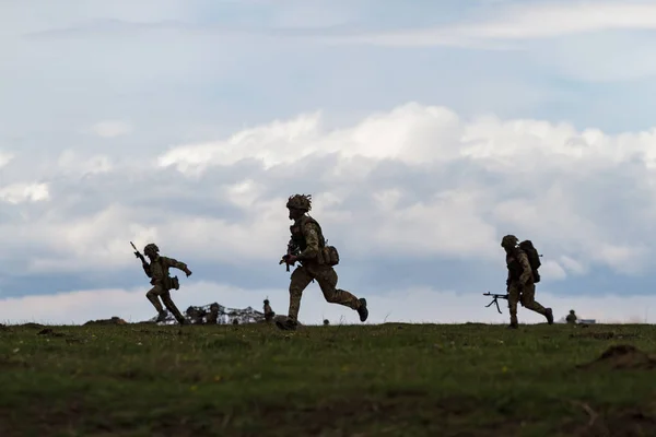 Armé Soldater Som Springer Fält Med Kanoner Krigare Krig — Stockfoto