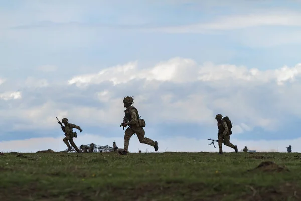 Soldados Exército Correndo Campo Com Armas Guerreiros Guerra — Fotografia de Stock