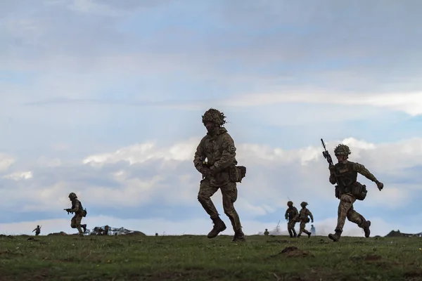 Soldados Exército Correndo Campo Com Armas Guerreiros Guerra — Fotografia de Stock