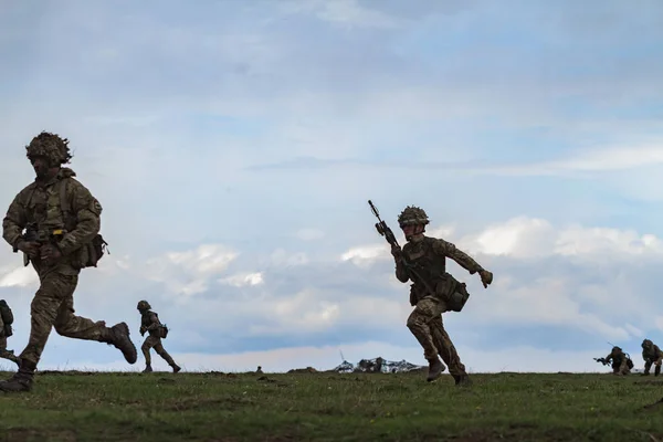 Armé Soldater Som Springer Fält Med Kanoner Krigare Krig — Stockfoto