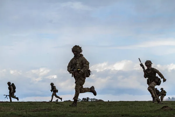军队士兵在战场上用枪 战士在战争中 — 图库照片