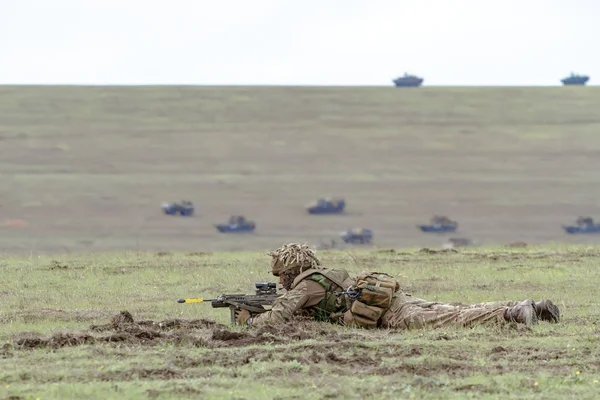 Soldado Homem Deitado Campo Com Arma Tanques Fundo — Fotografia de Stock