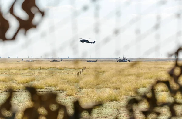 Avião Helicóptero Militar Voando Céu Campo Com Aviões — Fotografia de Stock