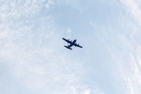 Militair Vliegtuig Vliegen Hemel Met Wolken — Stockfoto