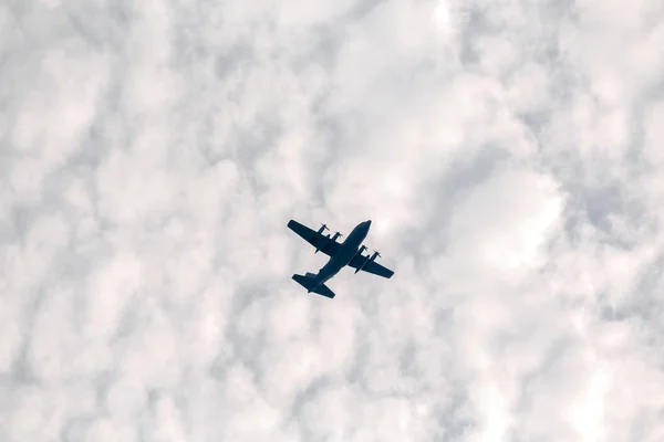 Militair Vliegtuig Vliegen Hemel Met Wolken — Stockfoto