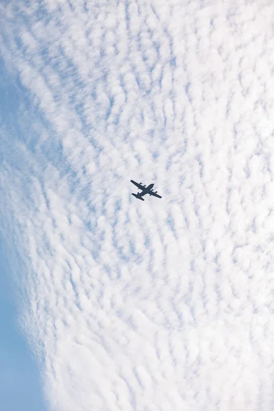 Avião Voando Céu Com Nuvens — Fotografia de Stock