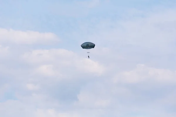 Parachutiste Volant Dans Ciel Avec Des Nuages — Photo