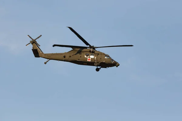 军用直升机在天空中飞行 — 图库照片