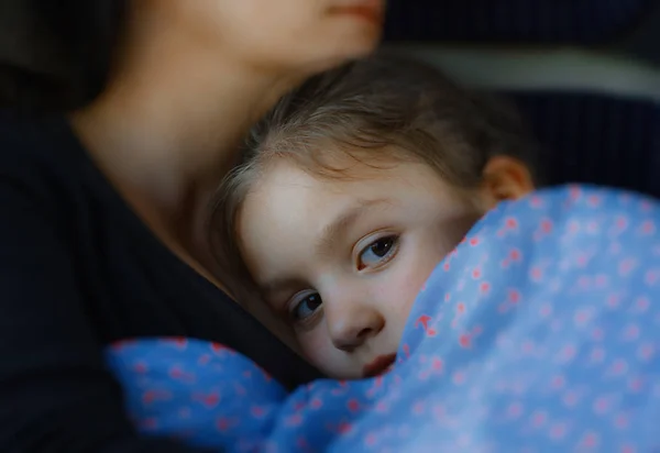 Petite Fille Essayant Dormir Dans Les Bras Mère — Photo