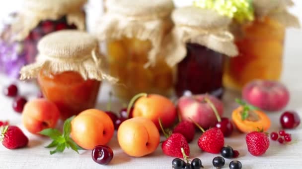 Vídeo Alimentos Enlatados Com Frutas Mesa Frascos Vidro Com Frascos — Vídeo de Stock