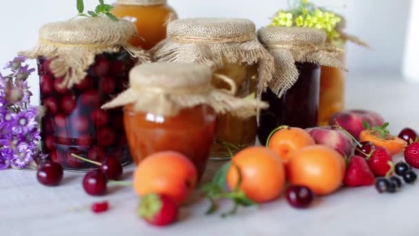 Vídeo Alimentos Enlatados Com Frutas Mesa Frascos Vidro Com Frascos — Vídeo de Stock