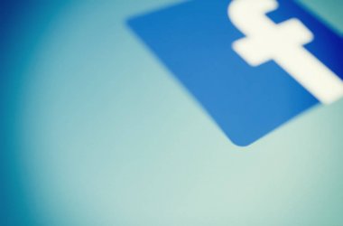 Bucharest, Romanya - 23 Ocak 2018: Facebook logo üye bok üzerinde