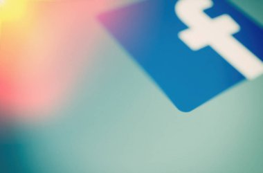 Bucharest, Romanya - 23 Ocak 2018: Facebook logo üye bok üzerinde