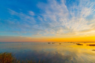 Sunrise kayık Karadeniz akar Sulina kanal üzerinden