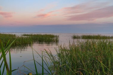Sunrise kayık Karadeniz akar Sulina kanal üzerinden