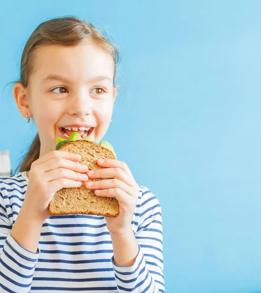 Lachende Meisje Eten Een Gezonde Boterham Met Sla Avocado — Stockfoto