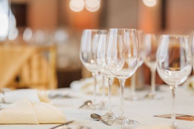 temiz boş gözlük ile restoran masası