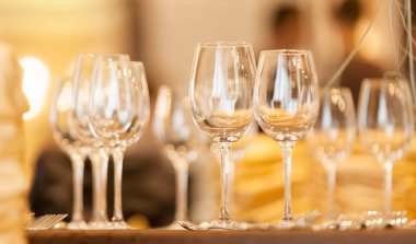 temiz boş gözlük ile restoran masası