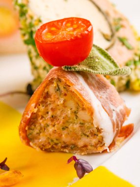 et ve kırmızı domates üst ile meze lezzetli üçgen rulo