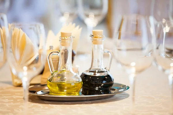 Geserveerd Restaurant Tafel Met Twee Kleine Flessen Olie Sojasaus — Stockfoto