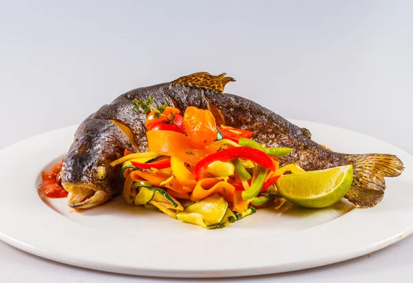 Zubereiteter Fisch Mit Gemüse Und Zitrone Auf Teller lizenzfreie Stockbilder