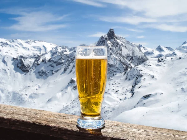 Bicchiere Birra Asse Legno Uno Sfondo Cime Alpine Nevose — Foto Stock