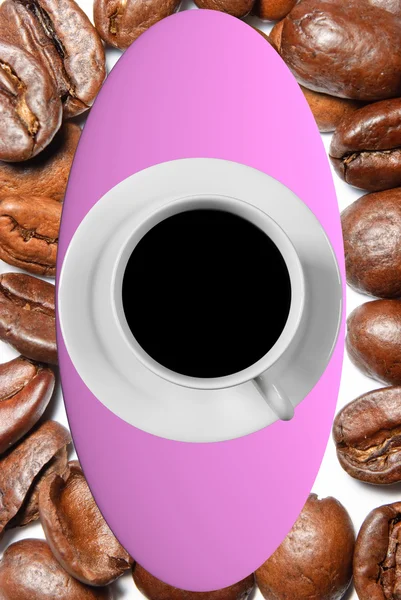 Vit kaffekopp med fat och en verklig bild av rostade kaffebönor — Stockfoto
