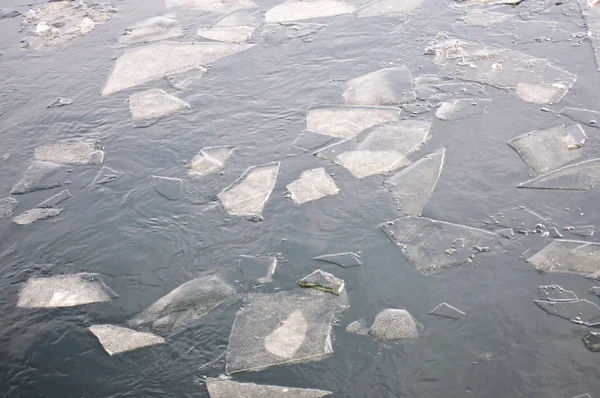 Témpanos de hielo en un río —  Fotos de Stock