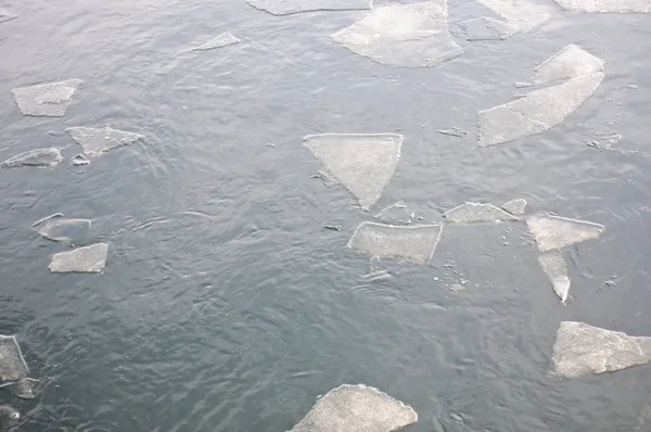 Témpanos de hielo en un río —  Fotos de Stock