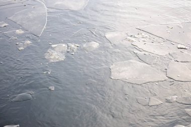 Buzlar bir Nehri üzerinde