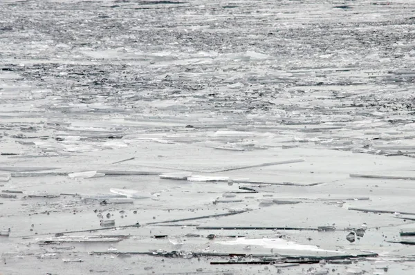 Témpanos de hielo en un río —  Fotos de Stock