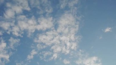 Timelapse kayıt: hızla geçerken, beyaz bulutlar 