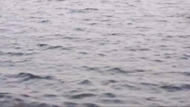 rivière avec peu de vagues d'eau 