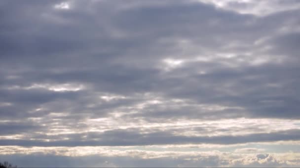 Zaman sukut yazmak: hızla geçen, karanlık bulutlar — Stok video