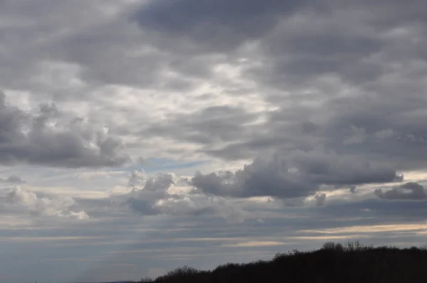 Dunkle Wolken am Abendhimmel — Stockfoto