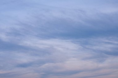 Akşamüstü gökyüzü beyaz ve gri bulutlarla