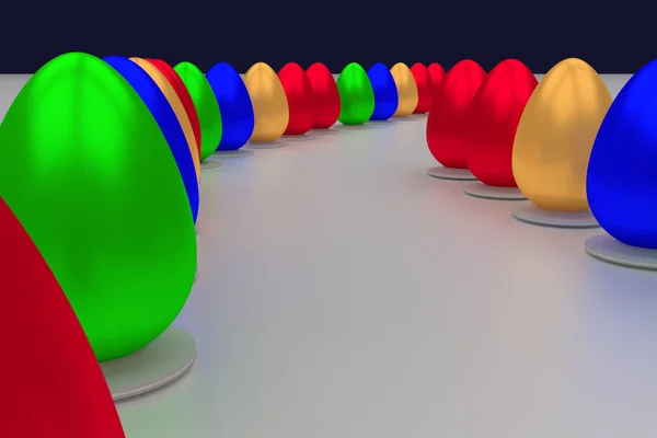  Beyaz bir yüzeye ayakta Paskalya yumurtaları