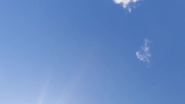 Błękitne niebo z białymi chmurami — Wideo stockowe