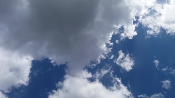 Mavi gökyüzü ile beyaz ve gri bulutlar — Stok video