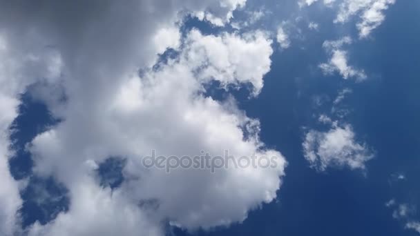 Cielo blu con nuvole bianche e grigie — Video Stock