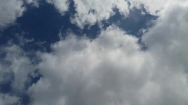 Beyaz bulutlu mavi gökyüzü