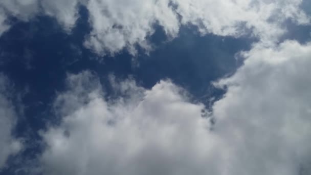 Блакитне небо з білими хмарами — стокове відео