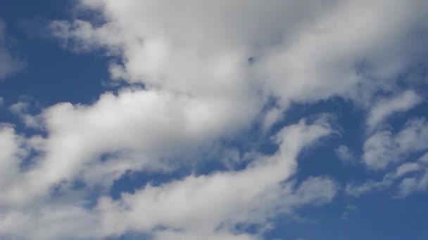 Modrá obloha s bílými a šedými mraky — Stock video
