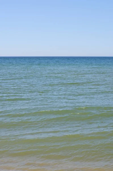 日当たりの良い夏の日に北の海 — ストック写真