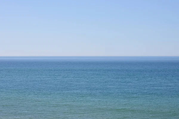 日当たりの良い夏の日に北の海 — ストック写真